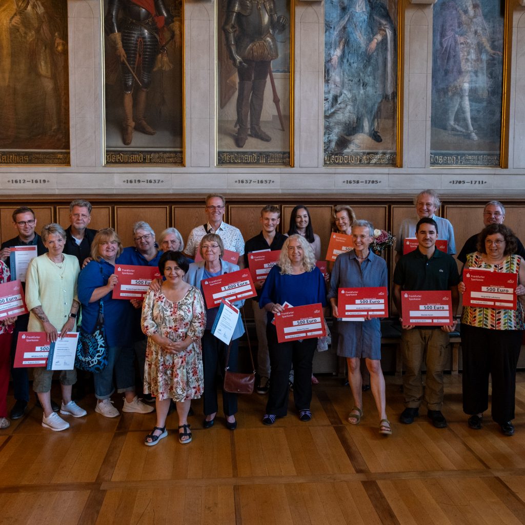 Gruppenfoto der Preisträgerinnen und Preisträger des Frankfurter Bürgerpreises mit dem symbolischen Scheck