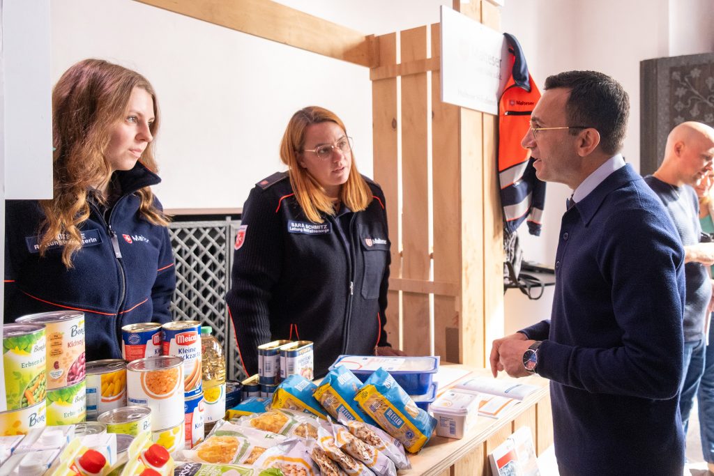 Stand auf der Ehrenamtsmesse mit dem Oberbürgermeister der Stadt Frankfurt und Ehrenamtlichen