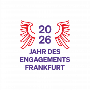Logo des Ehrenamtsjahres 2026. Rote Adlerflügel und in der Mitte steht die Jahreszahl 2026 und darunter "Jahr des Engagements Frankfurt" in Lila