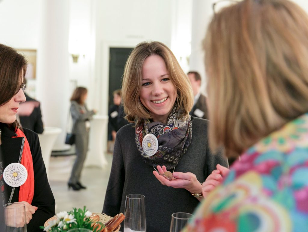 Drei Frauen im Gespräch bei der Veranstaltung „Frankfurter Begegnungen“